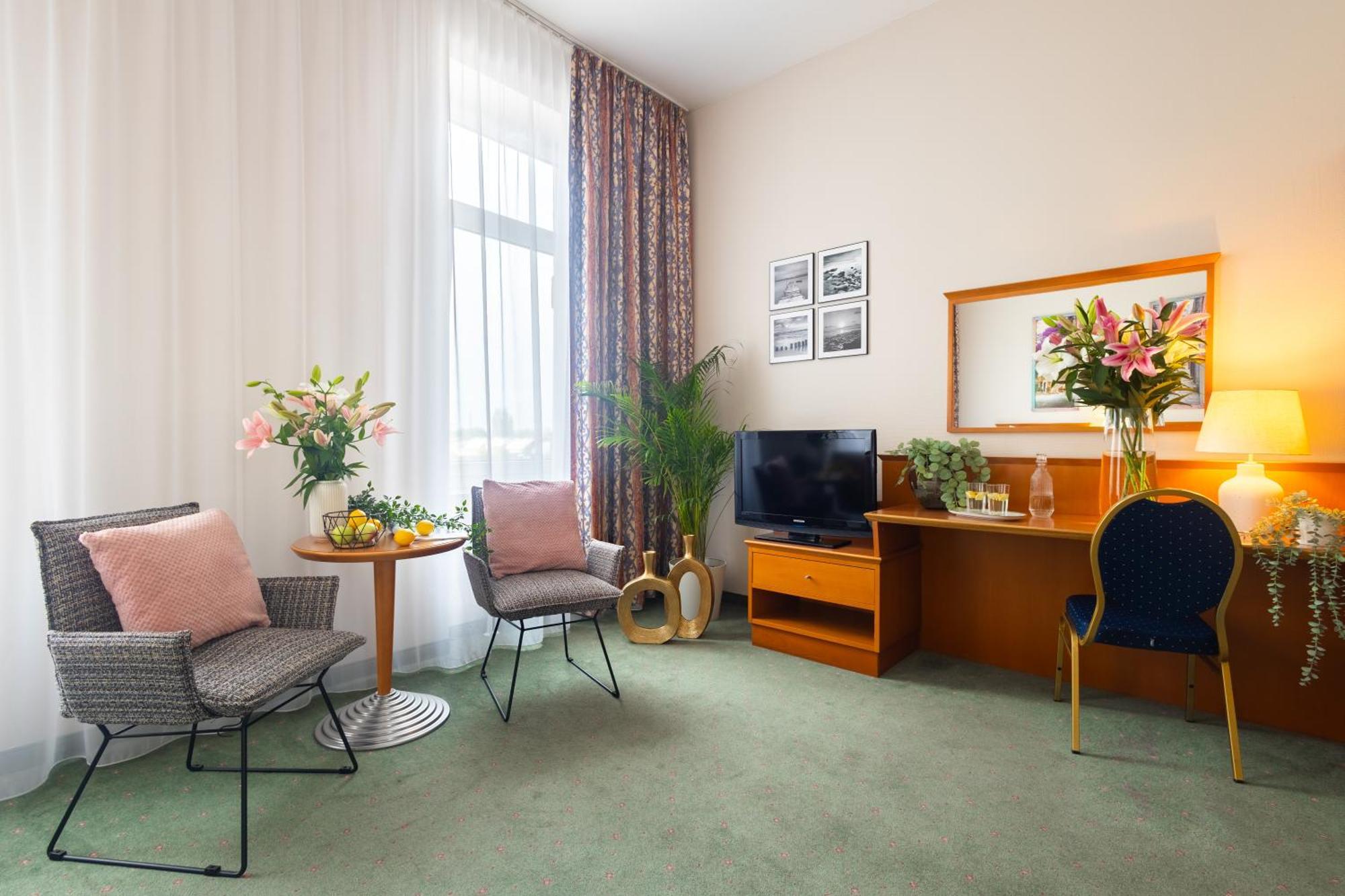 Hotel Sofia By The Railway Station