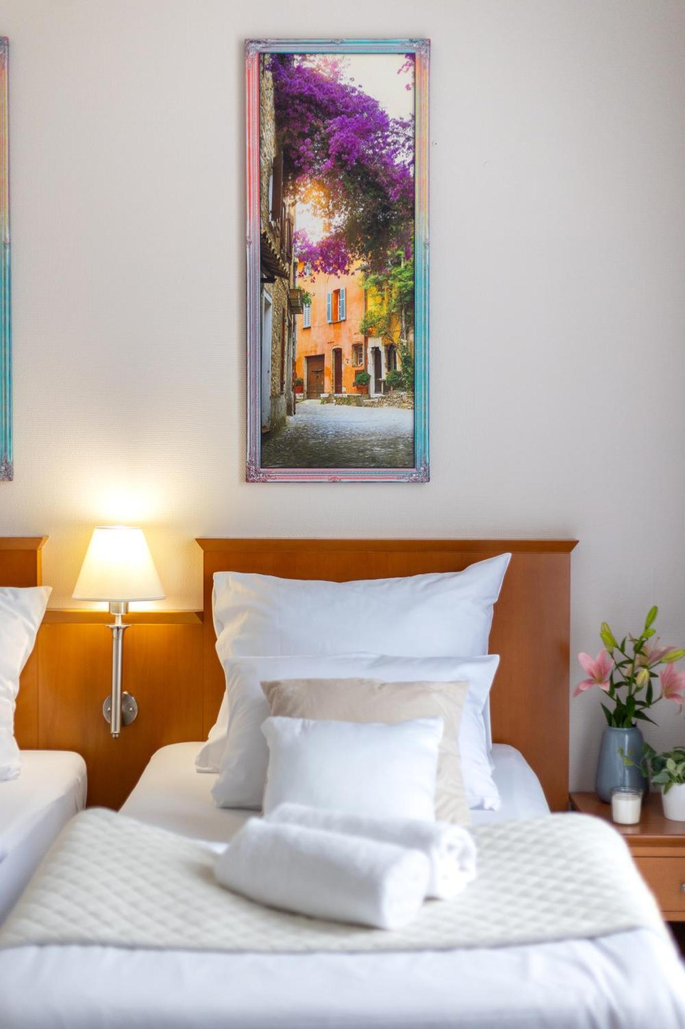 Hotel Sofia By The Railway Station